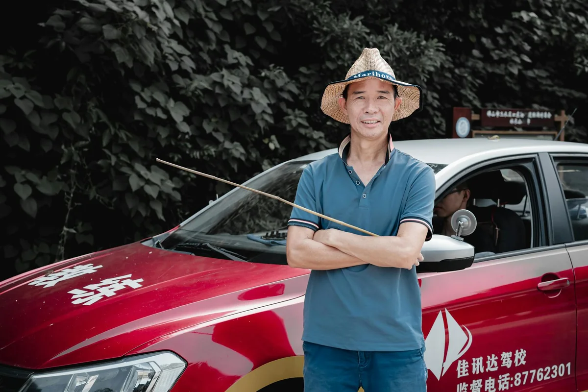 拍摄团队在办公场景中布置灯光和设备